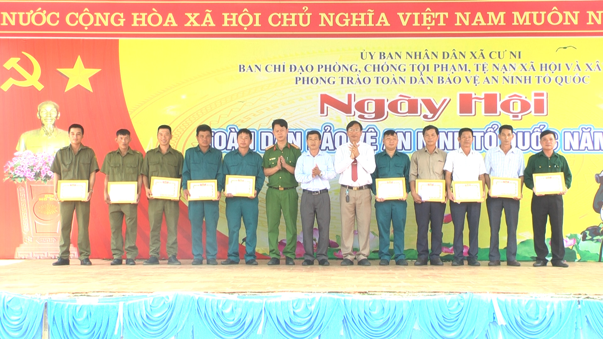 trao giấy khen antq